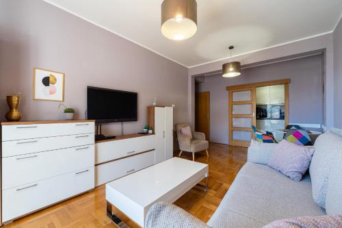 Televisyen dan/atau pusat hiburan di Lovely Studio with Panoramic City View