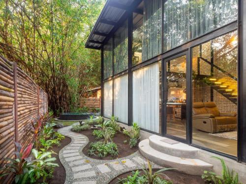 a house with a garden with a walkway at Octopus Villas in Tejakula