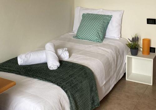 1 dormitorio con 1 cama con toallas en Oppeano - La Casa sulla Rionda, en Oppeano