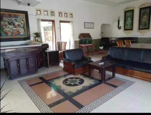 sala de estar con sofá y piano en marini hotel en Colomadu
