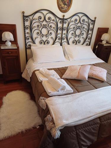 a bedroom with a large bed with towels on it at Chalet Grazia in Valgiano