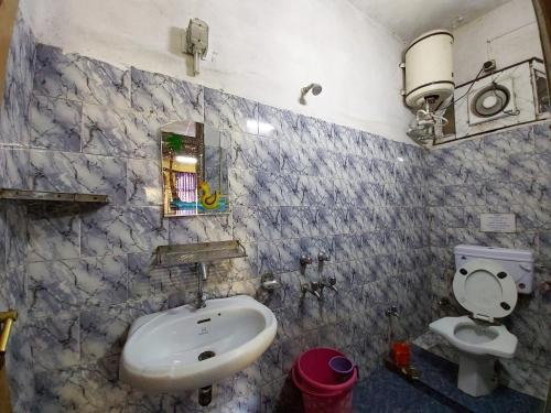 奈尼塔爾的住宿－Hotel Lake View Mall Road Nainital，一间带水槽和卫生间的浴室