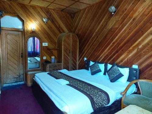 una camera da letto con letto in una camera in legno di Hotel Lake View Mall Road Nainital a Nainital