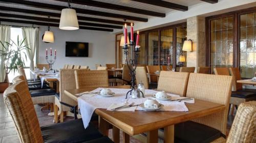 uma sala de jantar com mesa e cadeiras em Hotel Hirschberg em Hirschberg an der Bergstraße