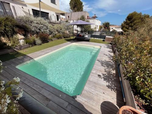 une piscine dans l'arrière-cour d'une maison dans l'établissement Superbe villa familiale au calme, piscine, vue panoramique, entre mer et rivières, à Combaillaux