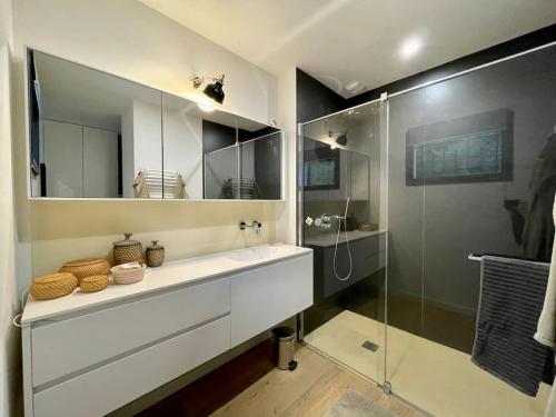 une salle de bain avec un lavabo et une douche en verre dans l'établissement Superbe villa familiale au calme, piscine, vue panoramique, entre mer et rivières, à Combaillaux