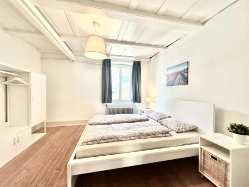 Habitación blanca con cama y ventana en Business Apartemtents Oberbipp ZIMMERzuVERMIETEN en Oberbipp