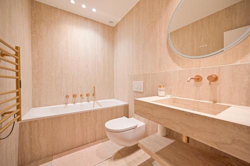 une salle de bain avec toilettes, baignoire et lavabo dans l'établissement Sumptuous & Serene Parisian Flat, à Paris