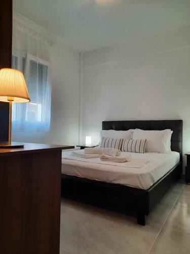 sypialnia z łóżkiem z biurkiem i lampką w obiekcie By the sea w mieście Perea