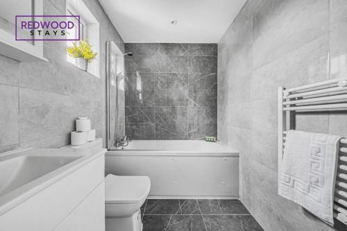 Koupelna v ubytování BRAND NEW, 1 Bed 1 Bath, Modern Town Center Apartment, FREE WiFi & Netflix By REDWOOD STAYS