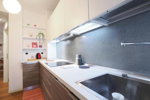 una cocina con fregadero y encimera en Primopiano - Fargorida 6, en Milán