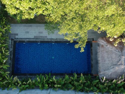 an overhead view of a swimming pool in a garden at Vamana Bangsal in Pawenang