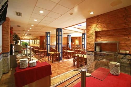 a restaurant with tables and chairs in a room at Hotel Paris Centro in Zaragoza