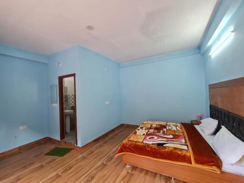 ein Schlafzimmer mit einem großen Bett und Holzboden in der Unterkunft Rivulet Resort & Camping in Masuri