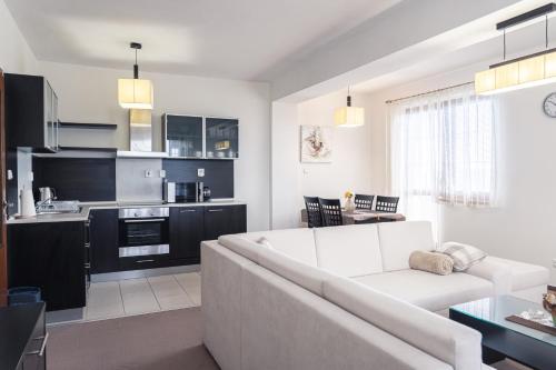 Кухня или мини-кухня в TATRYSTAY Apartments Tatranska
