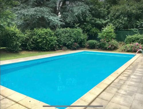 - une piscine bleue dans une cour dans l'établissement *T3*Toulouse Purpan+Parking+Piscine, à Toulouse
