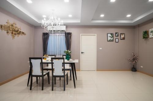 Posezení v ubytování 3-bedroom, 3-bathroom townhouse, community with swimming pool, gym, walking street for 20 minutes by car