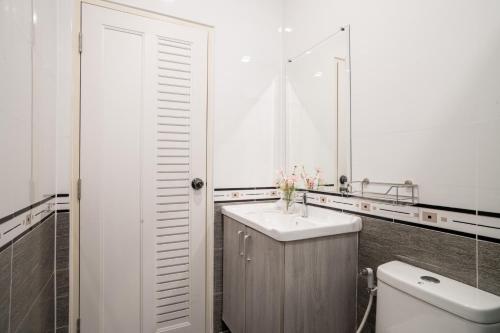 Koupelna v ubytování 3-bedroom, 3-bathroom townhouse, community with swimming pool, gym, walking street for 20 minutes by car