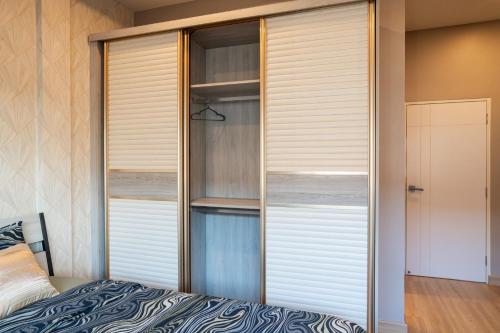 Postel nebo postele na pokoji v ubytování 3-bedroom, 3-bathroom townhouse, community with swimming pool, gym, walking street for 20 minutes by car