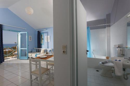 een badkamer met een bad, een wastafel en een toilet bij Piskopiano Village in Chersonissos