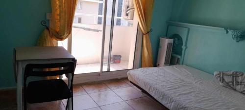 - une chambre avec un lit, un bureau et une fenêtre dans l'établissement Chambre privée et climatisée dans un appartement de 4 chambres, à Toulon