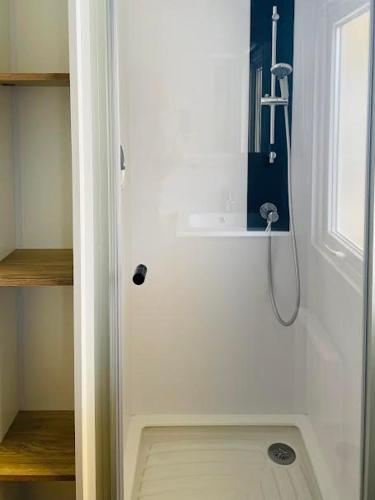 La salle de bains est pourvue d'une douche. dans l'établissement Mobil-Home 3 Chambres, TOUT CONFORT, Option 