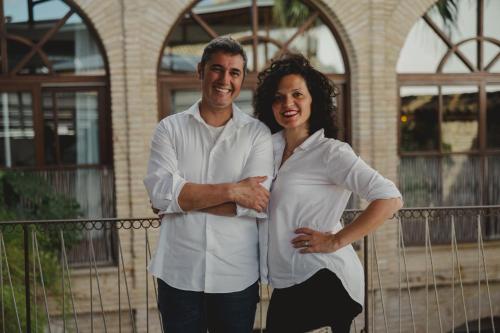 un hombre y una mujer parados frente a un edificio en Hotel Boutique Patio del Posadero, en Córdoba