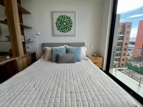 危地馬拉的住宿－UaSenua -Beautiful New Apartment，一间卧室设有一张大床和大窗户
