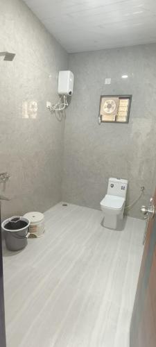 La salle de bains est pourvue de toilettes et d'une caméra murale. dans l'établissement SHRI BALAJI RESORT VERUL, à Ellora