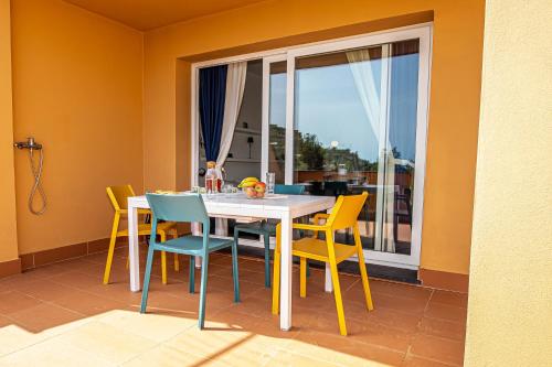 uma sala de jantar com uma mesa e cadeiras e uma janela em Casa sul Golfo - CITRA: 010001-LT-0392 em Arenzano