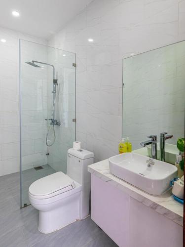 a bathroom with a toilet and a sink and a shower at Chuỗi Villa 12 Ngủ - Trung Tâm Bãi Cháy in Ha Long