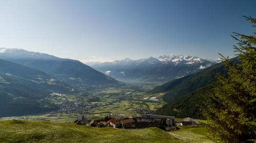 Blick auf ein Tal mit Bergen im Hintergrund in der Unterkunft Hotel Watles in Mals im Vinschgau