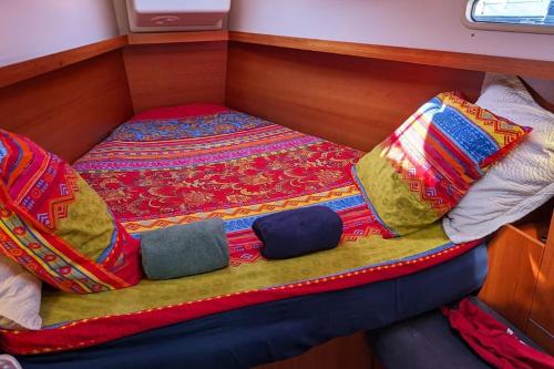 un piccolo letto sul retro di una barca di Idéal Lions - Dielli a Cannes