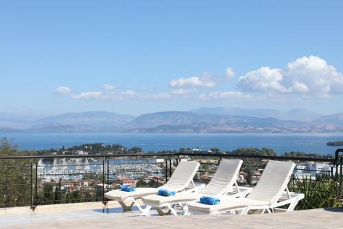 コントカリにあるCasa T with amazing views in Corfuの- 景色を望むバルコニー(白いラウンジチェア付)
