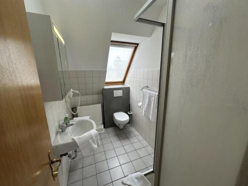 La petite salle de bains est pourvue de toilettes et d'un lavabo. dans l'établissement Fehmarn 17-2, à Fehmarn