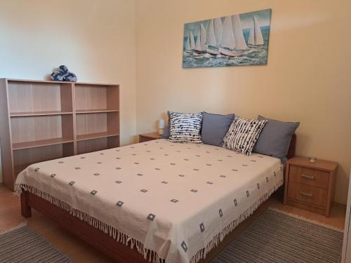 een slaapkamer met een bed met zeilen aan de muur bij Veronika Panoráma Villa in Paloznak