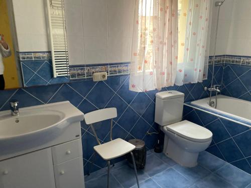 ラ・ヌシアにあるChalet con vista al marの青いタイル張りのバスルーム(トイレ、シンク付)