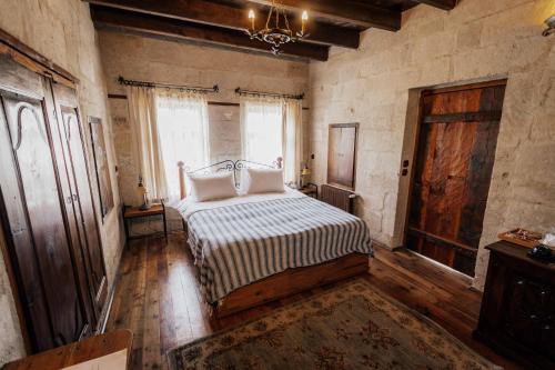 Giường trong phòng chung tại Aza Cave Cappadocia Adult Hotel