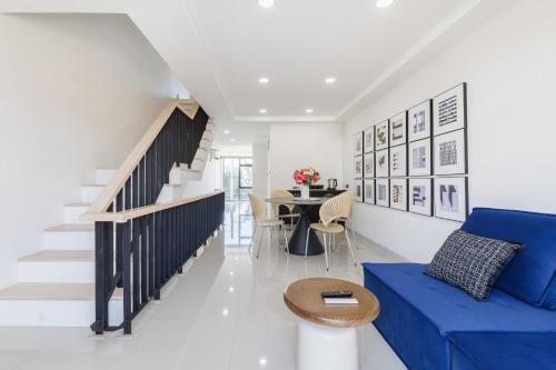 a living room with a blue couch and a table at Advanced townhouses can accommodate 14 people, with high-speed Wi Fi and parking on Netflix in Ban Non Yang Ngam