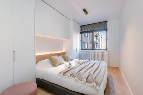 A bed or beds in a room at Stunning and modern apartment with sunny balcony