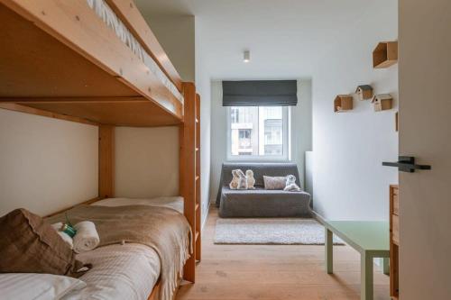 Lliteres en una habitació de Stunning central apartment in the heart of Knokke