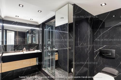 une salle de bain avec un lavabo et un miroir dans l'établissement Cannes appart 3 chambres luxe - Impératrice, à Cannes