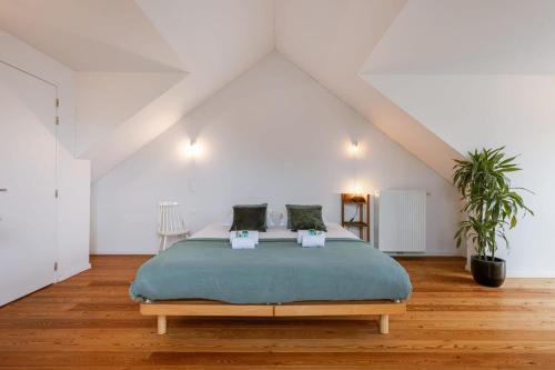 a bedroom with a large bed in a attic at Central 'The Crown' apartment in Ghent in Ghent
