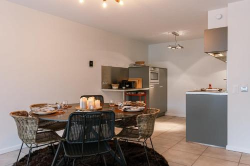 een keuken en eetkamer met een tafel en stoelen bij Huswell - Apartment on prime location in Knokke in Knokke-Heist