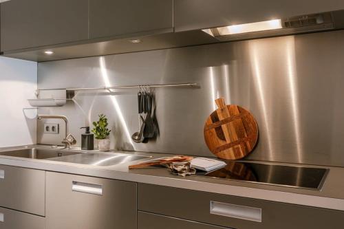 een keuken met een roestvrijstalen wastafel en een aanrecht bij Huswell - Apartment on prime location in Knokke in Knokke-Heist