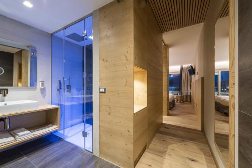 a bathroom with a tub, sink, and shower at Parc Hotel Du Lac in Levico Terme