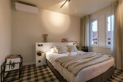 um quarto com uma cama grande e uma janela em WAY SWEET DREAMS - Room 2 em Gent