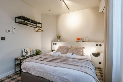 1 dormitorio con 1 cama grande en una habitación en WAY SWEET DREAMS - Room 3 en Gante