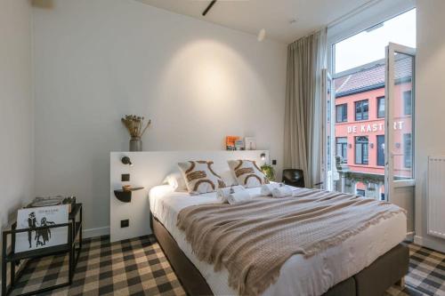 een slaapkamer met een groot bed en een groot raam bij WAY SWEET DREAMS - Room 1 in Gent