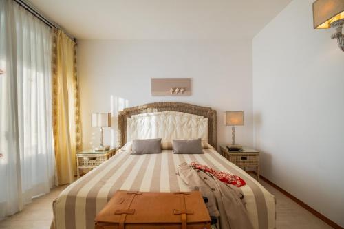 オートラントにあるRelais Valle Dell'Idroのベッドルーム1室(大型ベッド1台、木製テーブル付)